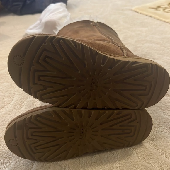 Ugg Girls' Bailey Button Triplet II Boots (Youth) - Picture 4 of 5